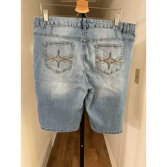 EUC Women's Route 66 Denim Short Light Wash - Picture 2 of 3